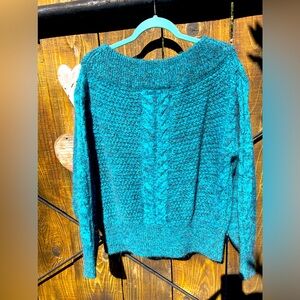 Beautiful soft and cozy warm sweater, nice details ( true color in picture)